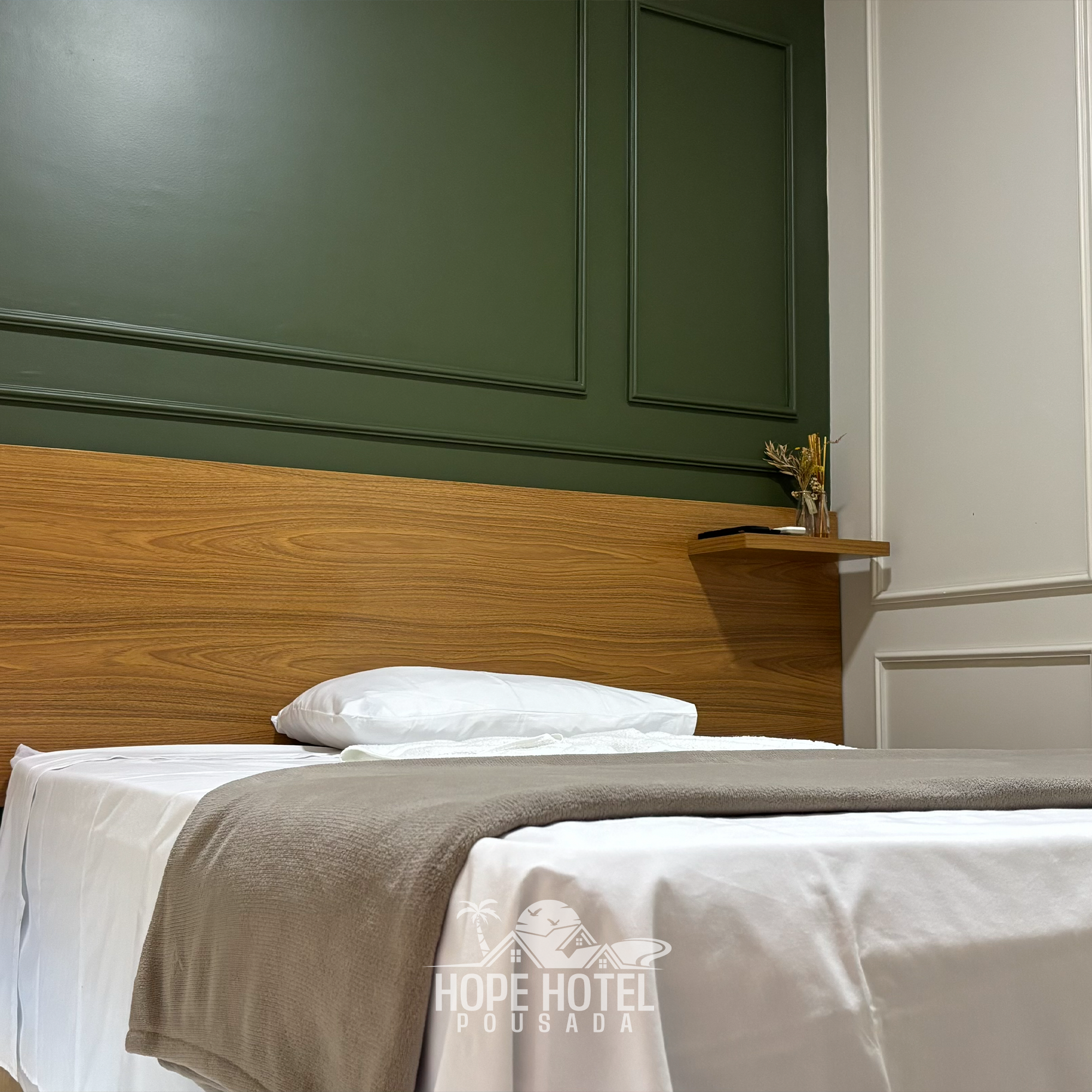 Quarto Familiar com uma cama de casal e duas de solteiro.